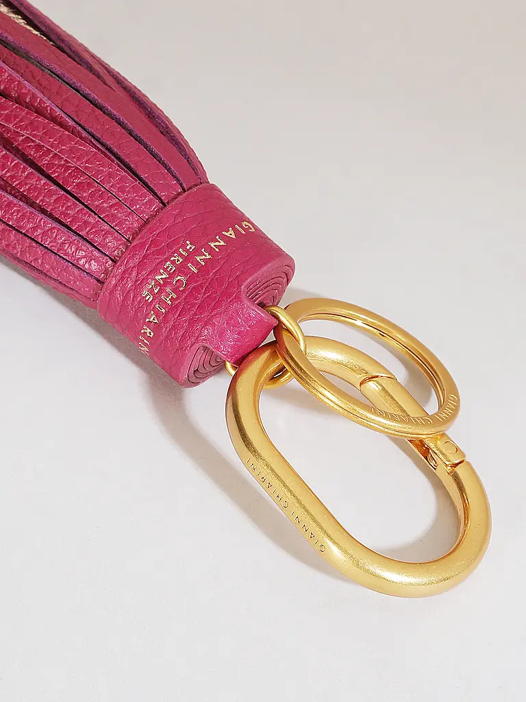 GIANNI CHIARINI | Nombre del producto: Colgante para bolso
Marca: GIANNI CHIARINI
Color: rosa
Categorías: Moda, Mujer

Material: Cuero
Detalles: Logotipo, Flecos | Fucsia