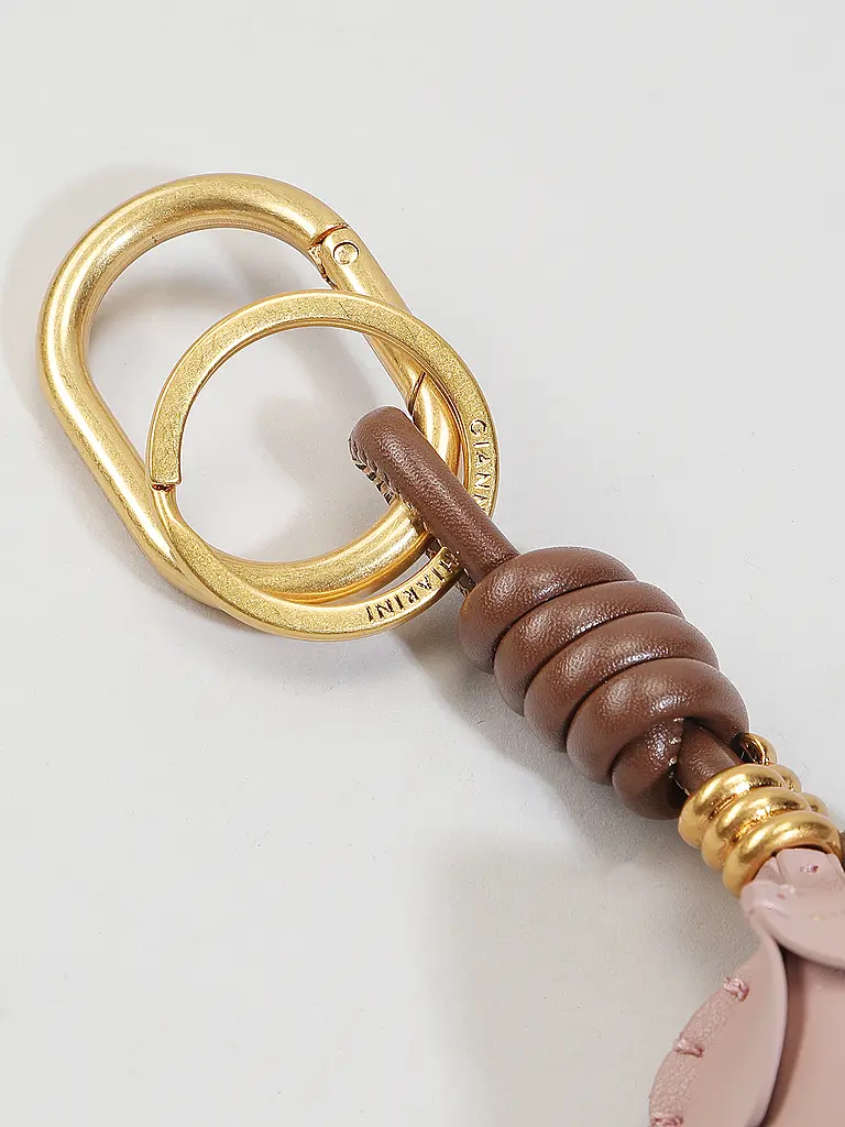 GIANNI CHIARINI | Nombre del producto: Colgante para bolso
Marca: GIANNI CHIARINI
Color: rosa
Categorías: Moda, Mujer

Material: Imitación de cuero
Diseño: Liso | 