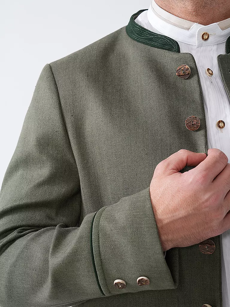 GOTTSEIDANK | Produktname: Trachtensakko HELMUT
Marke: GOTTSEIDANK
Farbe: olive
Kategorien: Mode,Herren

Ärmellänge: Langarm
Material: Baumwolle,Leinen,Stretch
Kragenform: Stehkragen
Musterung: Unifarben
Passform (Oberbekleidung): Regular | Oliva