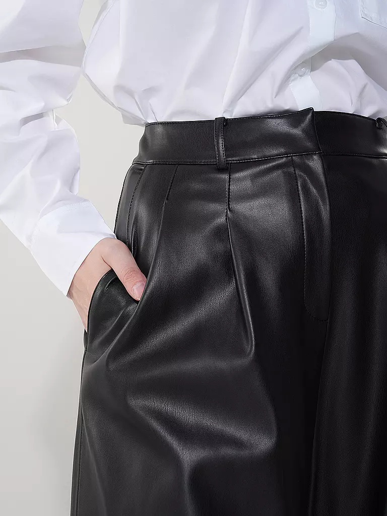 HUGO | Hose Wide Fit in Lederoptik HAWINE | Negro