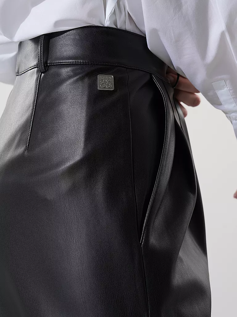 HUGO | Hose Wide Fit in Lederoptik HAWINE | Negro