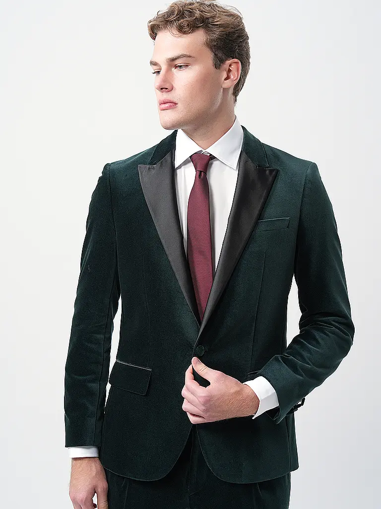 HUGO | Sakko HENRY
Marke: HUGO
Farbe: dunkelgrün
Kategorien: Mode,Herren
Tags: Fashion Tipp
Ärmellänge: Langarm
Material: Baumwolle
Kragenform: Reverskragen
Musterung: Unifarben
Passform (Oberbekleidung): Slim
Stil: Pure,Trend
Details: Eingrifftaschen |