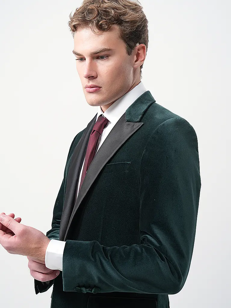 HUGO | Sakko HENRY
Marke: HUGO
Farbe: dunkelgrün
Kategorien: Mode,Herren
Tags: Fashion Tipp
Ärmellänge: Langarm
Material: Baumwolle
Kragenform: Reverskragen
Musterung: Unifarben
Passform (Oberbekleidung): Slim
Stil: Pure,Trend
Details: Eingrifftaschen |