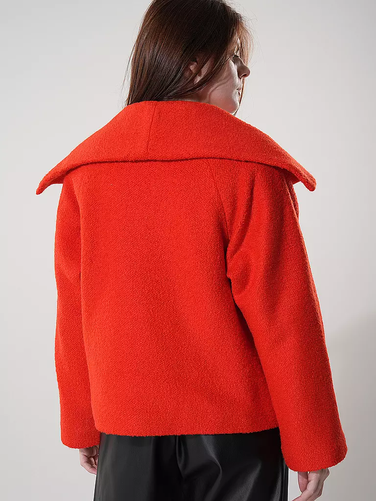 IN WEAR | Chaqueta TANAYIW | Coral