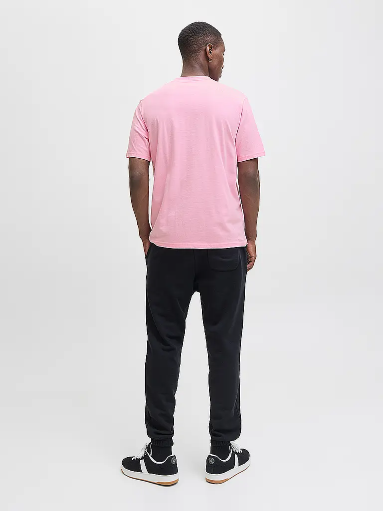JACK & JONES | Nombre del producto: Camiseta JJESOHO
Marca: JACK & JONES
Color: rosa
Categorías: Moda, Hombre

Largo de manga: Manga corta
Cuello: Cuello redondo
Material: Algodón
Diseño: Liso
Corte (Prenda superior): Regular
Detalles: Logo | Rosa