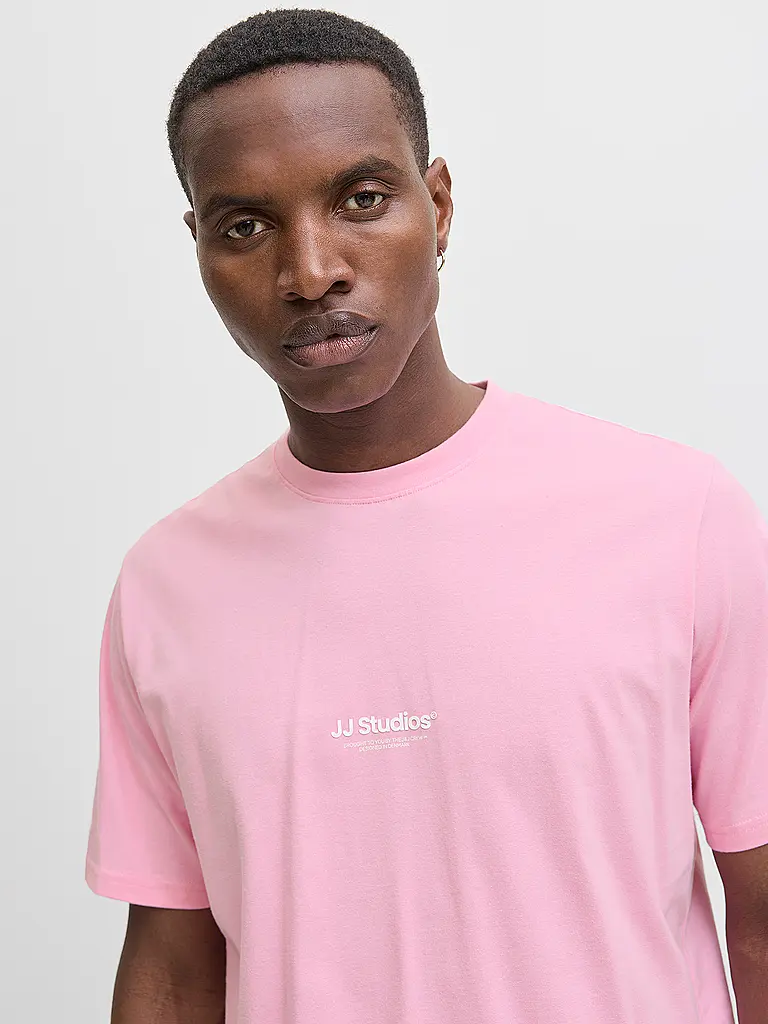 JACK & JONES | Nombre del producto: Camiseta JJESOHO
Marca: JACK & JONES
Color: rosa
Categorías: Moda, Hombre

Largo de manga: Manga corta
Cuello: Cuello redondo
Material: Algodón
Diseño: Liso
Corte (Prenda superior): Regular
Detalles: Logo | Rosa
