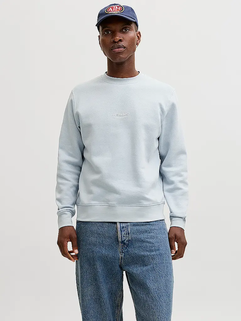 JACK & JONES | Nombre del producto: Sweater JJESOHO
Marca: JACK & JONES
Color: celeste
Categorías: Moda, Hombre

Largo de manga: Manga larga
Cuello: Cuello redondo
Material: Algodón
Diseño: Liso
Calce (Prendas superiores): Regular
Detalles: Logo | Azul claro