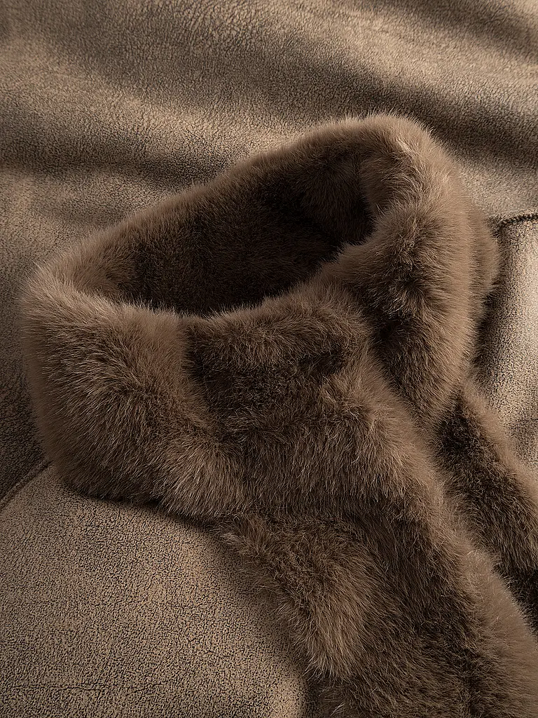 JOOP | Nombre del producto: Abrigo de aspecto de piel CIM
Marca: JOOP
Color: marrón
Categorías: Moda,Mujer

Longitud de la manga: Manga larga
Material: Piel sintética,Poliéster / Poliamida
Forma del cuello: Cuello alto
Diseño: Liso
Corte (Prenda exterior): | 