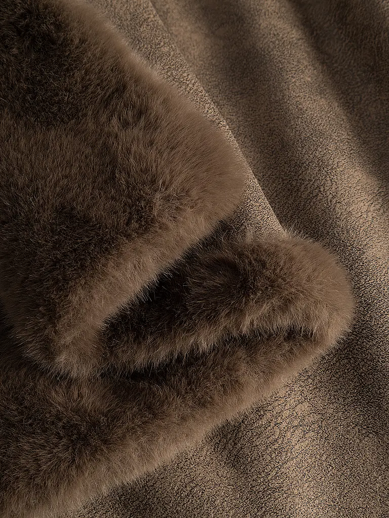 JOOP | Nombre del producto: Abrigo de aspecto de piel CIM
Marca: JOOP
Color: marrón
Categorías: Moda,Mujer

Longitud de la manga: Manga larga
Material: Piel sintética,Poliéster / Poliamida
Forma del cuello: Cuello alto
Diseño: Liso
Corte (Prenda exterior): | 