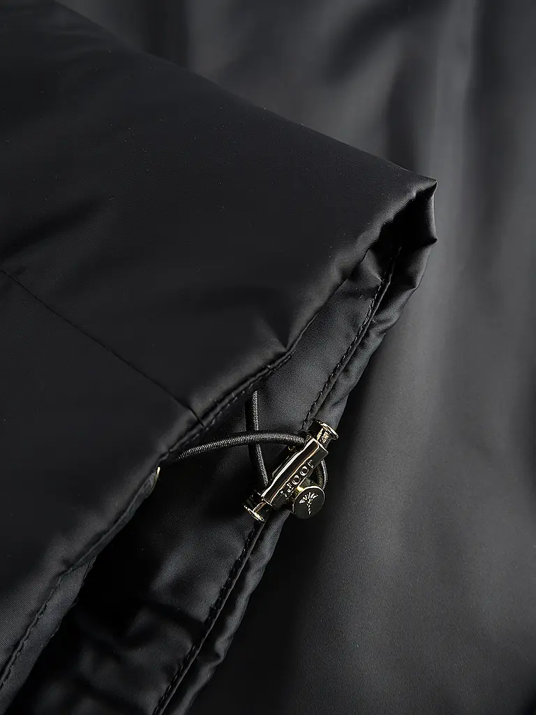 JOOP | Nombre del producto: Chaqueta acolchada OKSANA
Marca: JOOP
Color: negro
Categorías: Moda,Mujer

Largo de la manga: Manga larga
Material: Poliéster / Poliamida
Forma del cuello: Cuello alto
Diseño: Liso
Corte (Prenda exterior): Regular
Estilo: Smart Bus | 