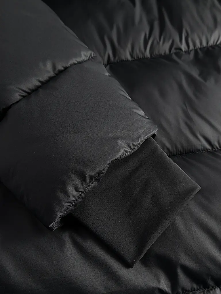 JOOP | Nombre del producto: Steppmantel CARINA
Marca: JOOP
Color: negro
Categorías: Moda, Mujer

Largo de manga: Manga larga
Material: Poliéster / Poliamida
Forma del cuello: Cuello alto, Capucha
Diseño: Liso
Corte (Prenda exterior): Regular
Estilo: Smart Bus | 