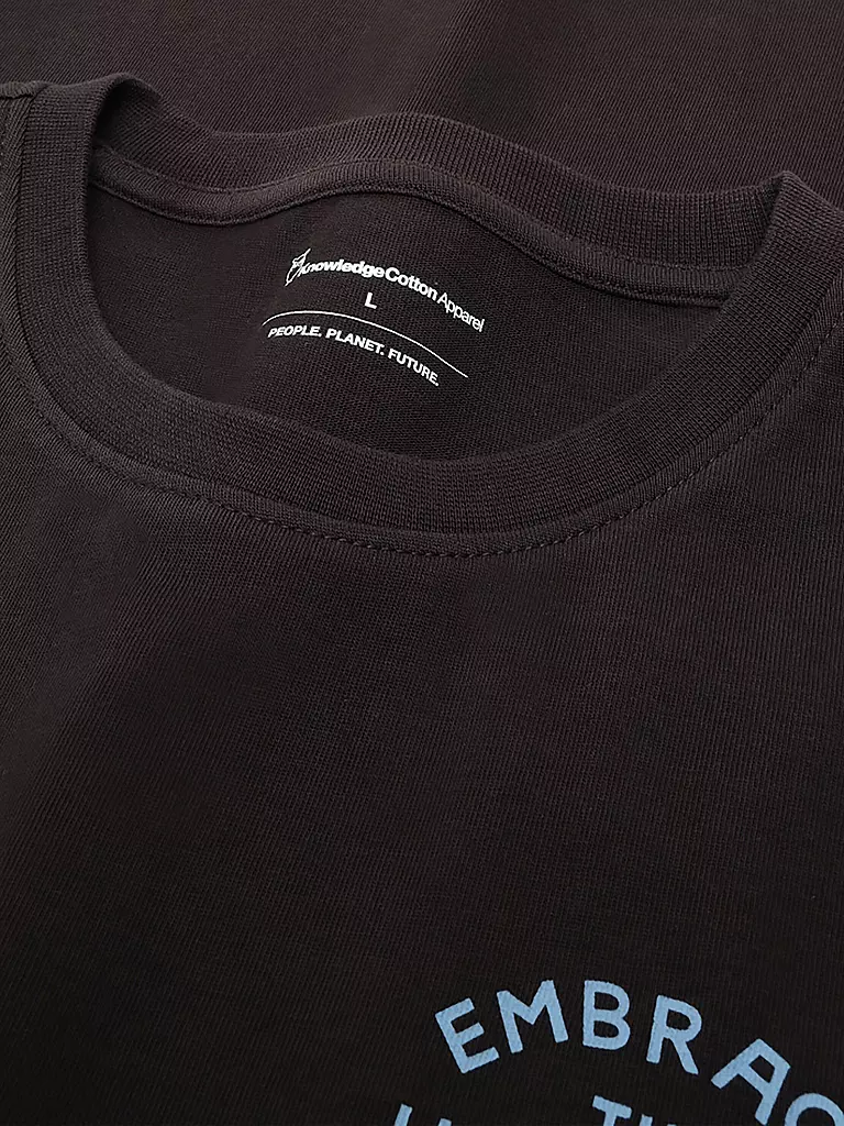 KNOWLEDGE COTTON APPAREL | Camiseta BACKPRINT CAMP LIFE | 