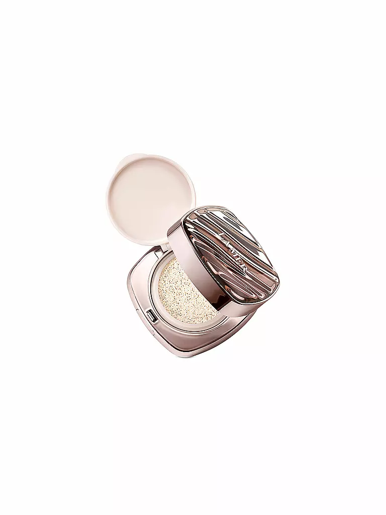 LA MER | Base de maquillaje cushion Luminous Lifting SPF20 (03 Warm Porcelain) Aquí está la imagen original: | Beige