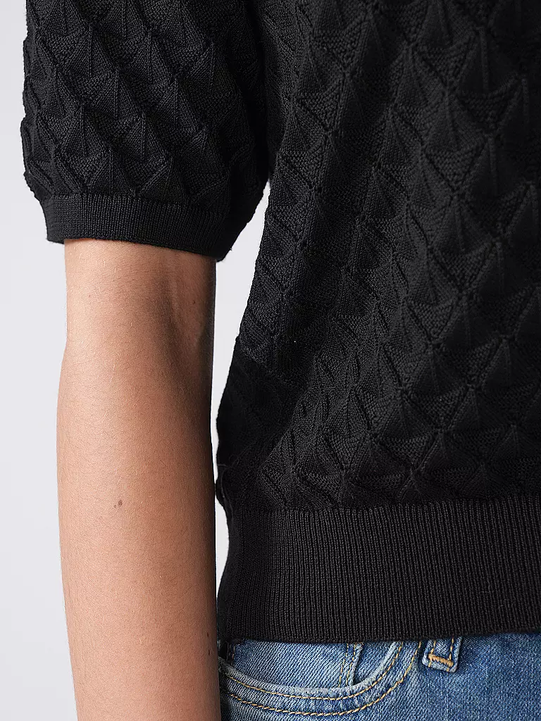 LANIUS | Pullover
Marca: LANIUS
Color: negro
Categorías: Moda, Mujer

Largo de manga: Manga corta
Escote: Cuello redondo
Material: Algodón
Diseño: Liso
Corte (Prenda superior): Regular
Estilo: Pure
Detalles: Patrón de punto | Negro