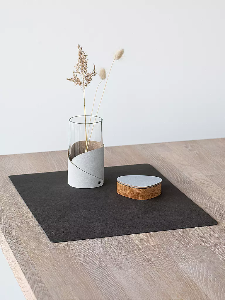 LIND DNA | Mantel individual de cuero rectangular NUPO 35x45cm Caviar | Marrón