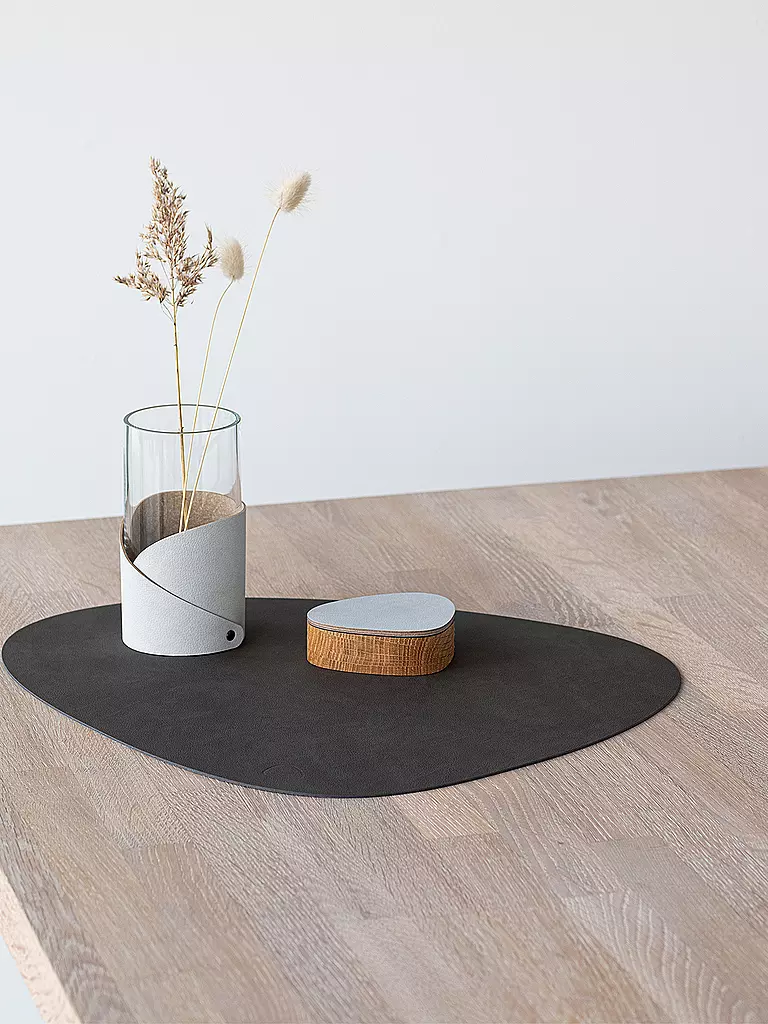 LIND DNA | Mantel individual ovalado de cuero NUPO 37x44cm Caviar | Marrón