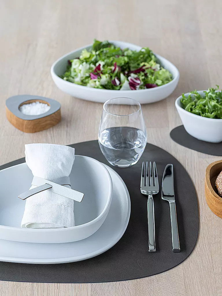 LIND DNA | Mantel individual ovalado de cuero NUPO 37x44cm Caviar | Marrón