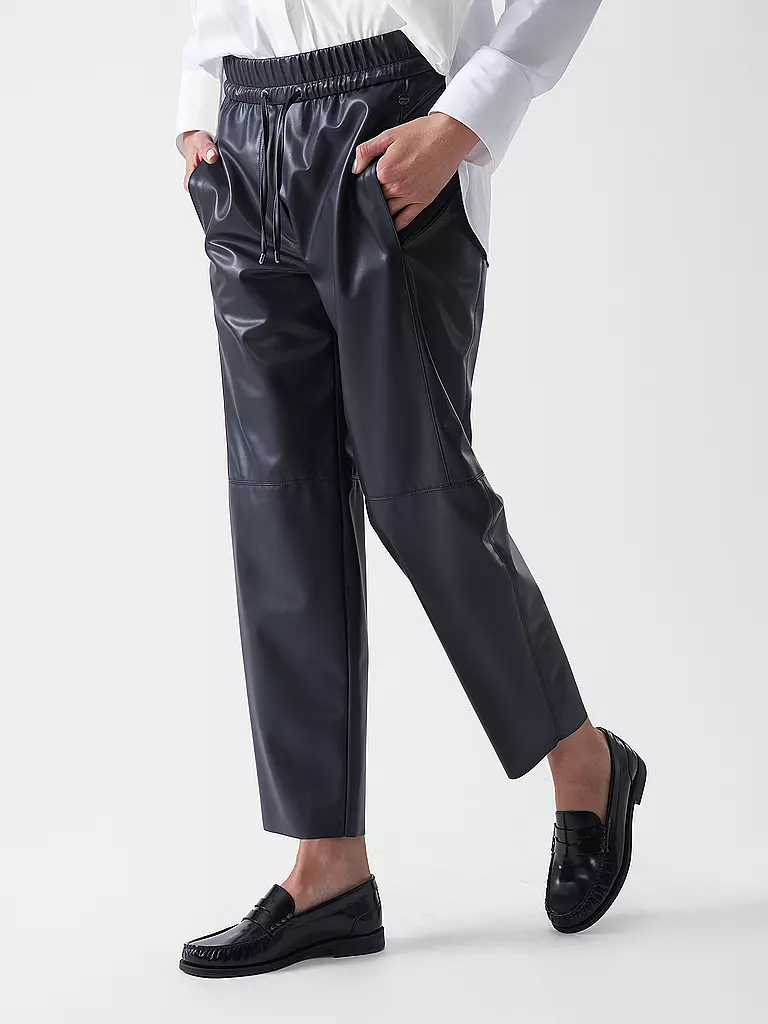 MARC CAIN | Pantalón Jogging Fit efecto piel RANCHI | 