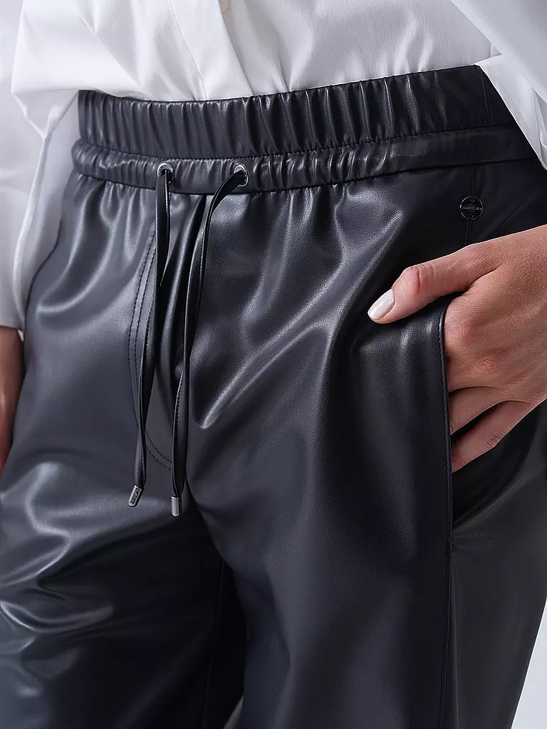 MARC CAIN | Pantalón Jogging Fit efecto piel RANCHI | 