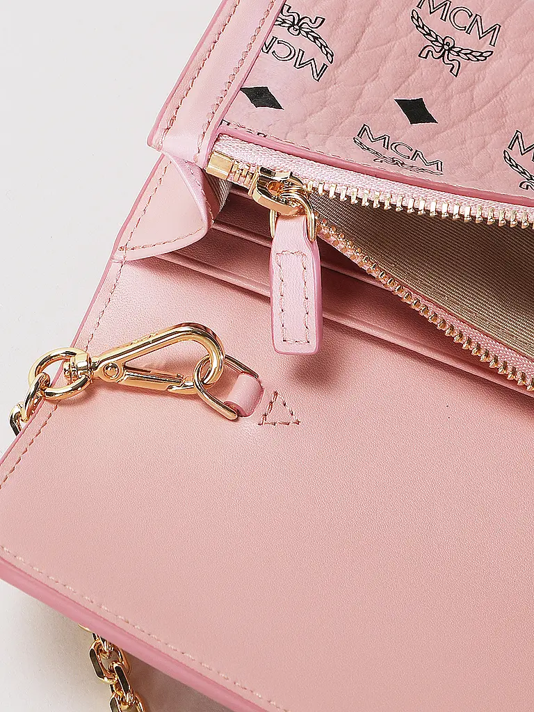 MCM | Nombre del producto: Bolso - Mini Bolso TRAVY
Marca: MCM
Color: rosa
Categorías: Moda, Mujer

Material: Lona
Estampado: Logo
Estilo: Tendencia
Detalles: Detalles de cuero | Rosa