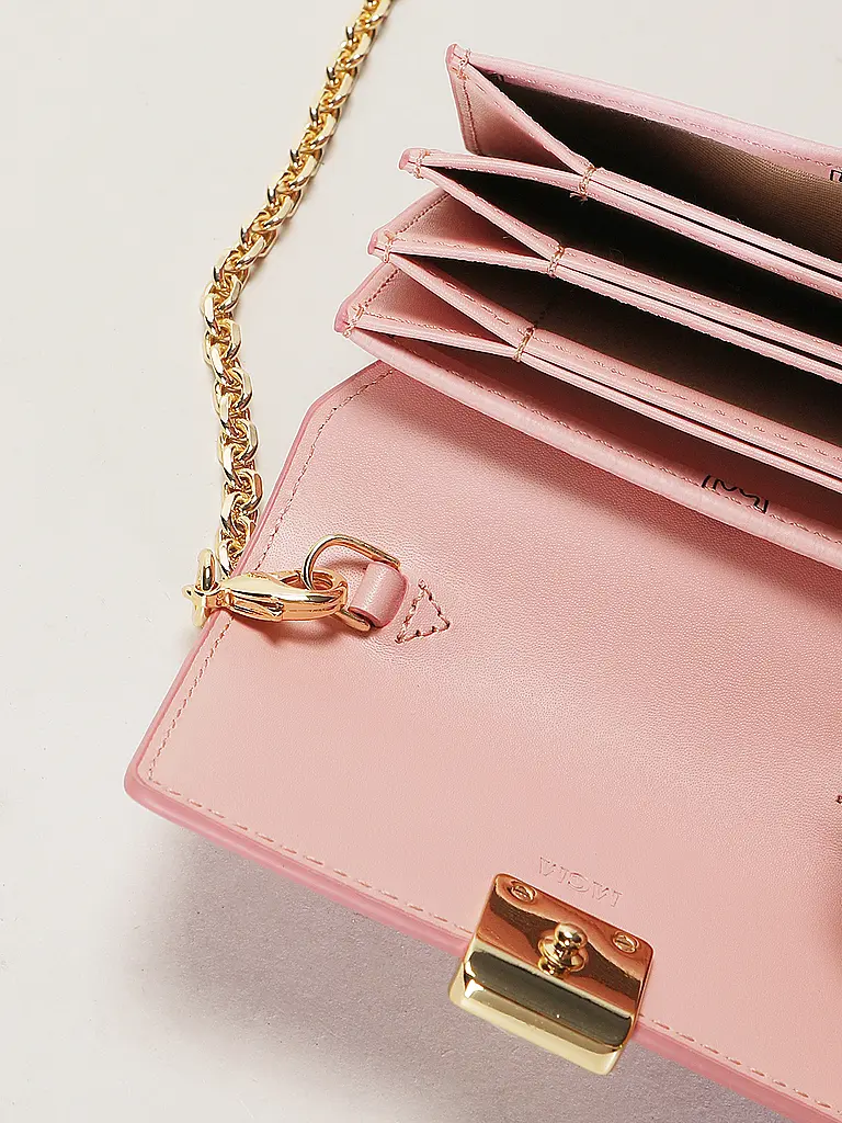 MCM | Nombre del producto: Cartera AREN
Marca: MCM
Color: rosa
Categorías: Moda, Mujer

Material: Lona
Estampado: Logotipo
Estilo: Tendencia | Rosa