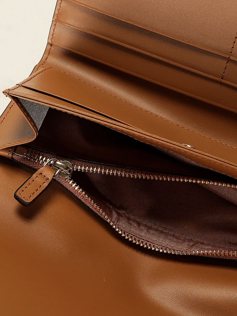 MCM | Nombre del producto: Cartera AREN Large
Marca: MCM
Color: marrón
Categorías: Moda, Mujer

Material: Canvas
Estampado: Logo
Estilo: Tendencia | Marrón