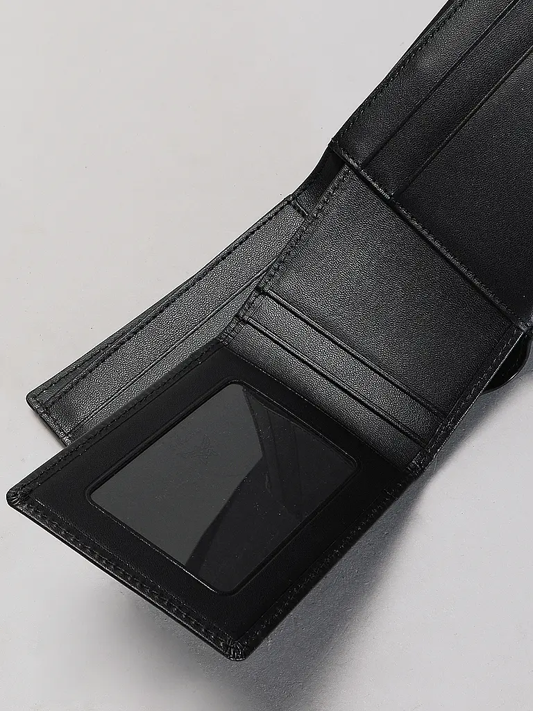 MCM | Nombre del producto: Cartera HIMMEL Small
Marca: MCM
Color: negro
Categorías: Moda, Mujer

Material: Cuero
Diseño: Liso
Estilo: Tendencia | Negro