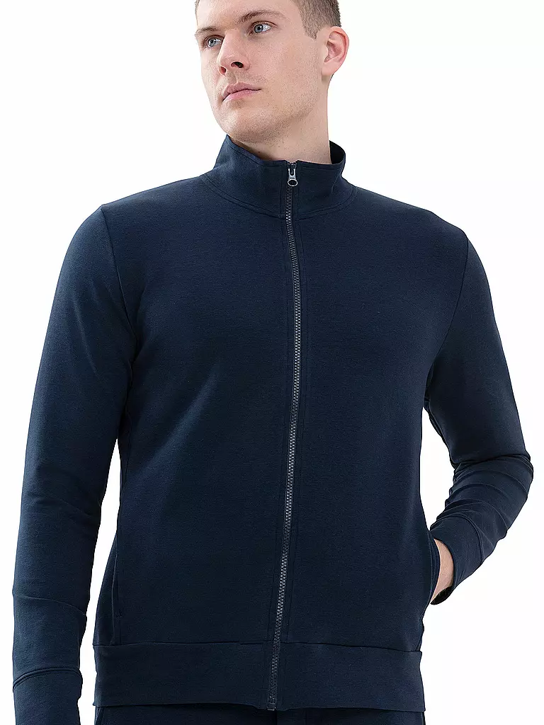 MEY | Chaqueta Loungewear ENJOY
Marca: MEY
Color: azul
Categorías: Moda, Hombre

Largo de manga: Manga larga
Material: Lyocell, Algodón, Elástico
Forma del cuello: Cuello alto
Diseño: Liso
Estilo y ocasión: Informal | Azul