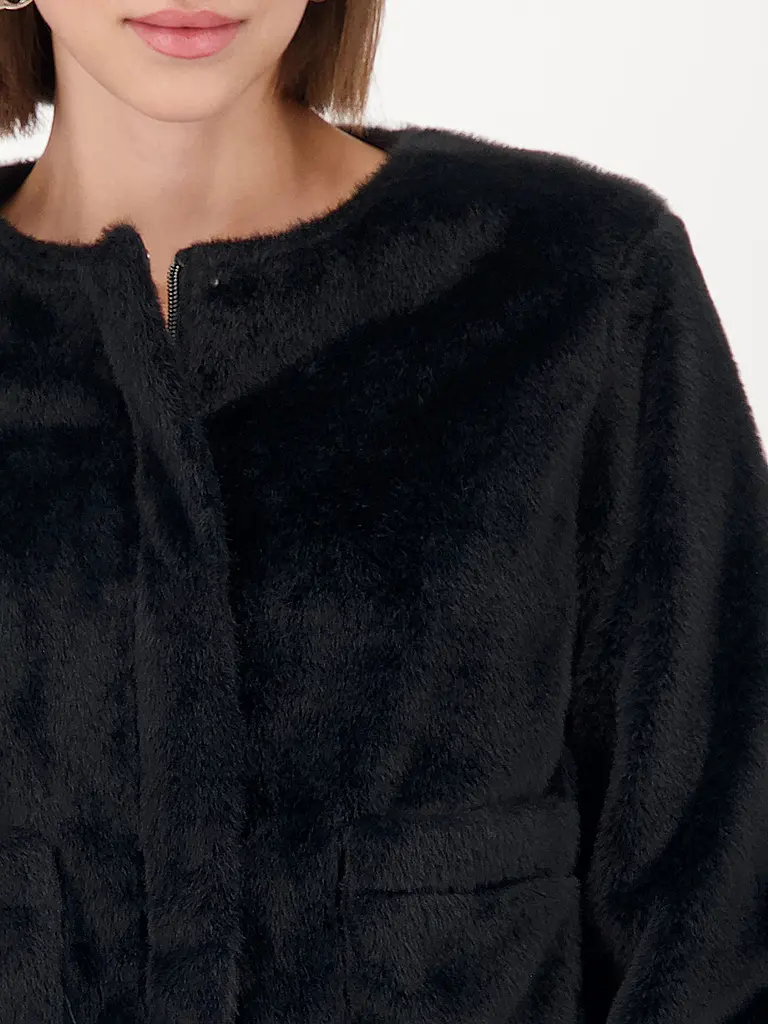 MONARI | Chaqueta de piel sintética
Marca: MONARI
Color: negro
Categorías: Moda, Mujer
Longitud de la manga: Manga larga
Escote: Cuello redondo
Material: Piel sintética, poliéster / poliamida
Estampado: Liso
Corte (Prenda exterior): Regular
Estilo: Glamour
De |