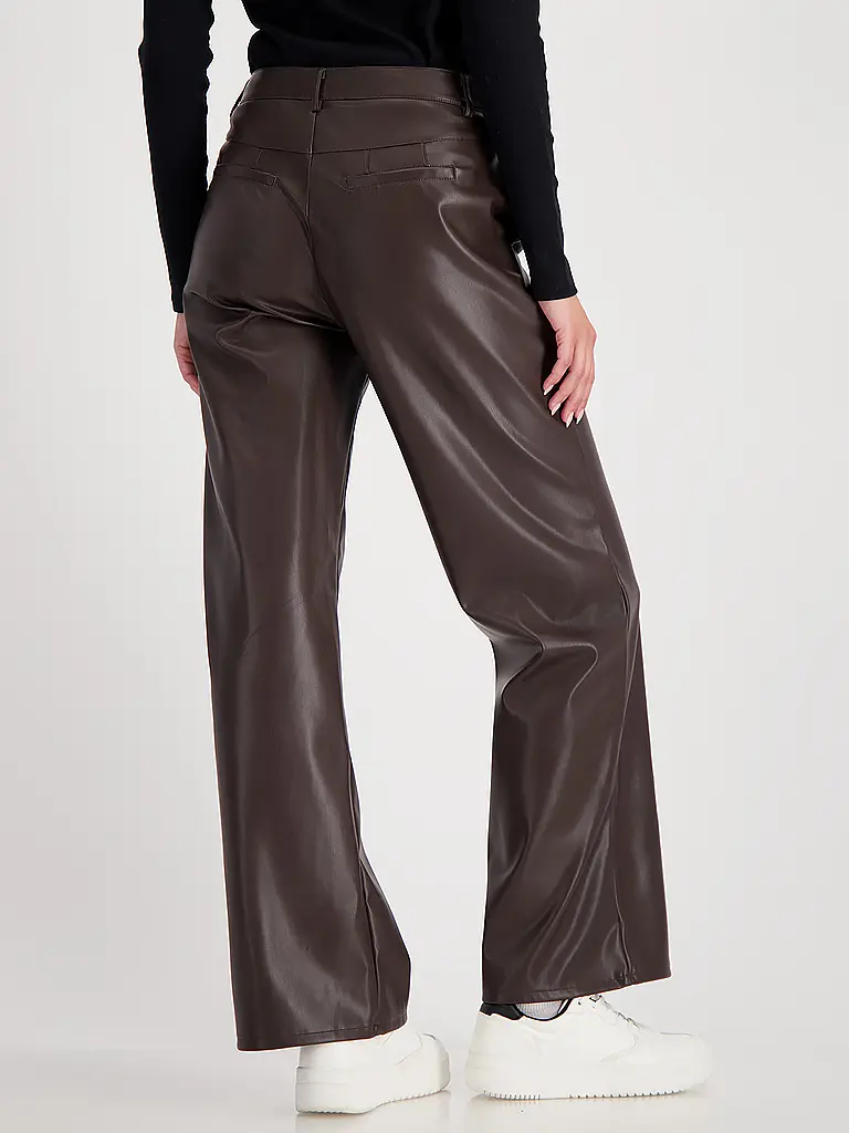 MONARI | Pantalón de pernera ancha con efecto cuero | Marrón