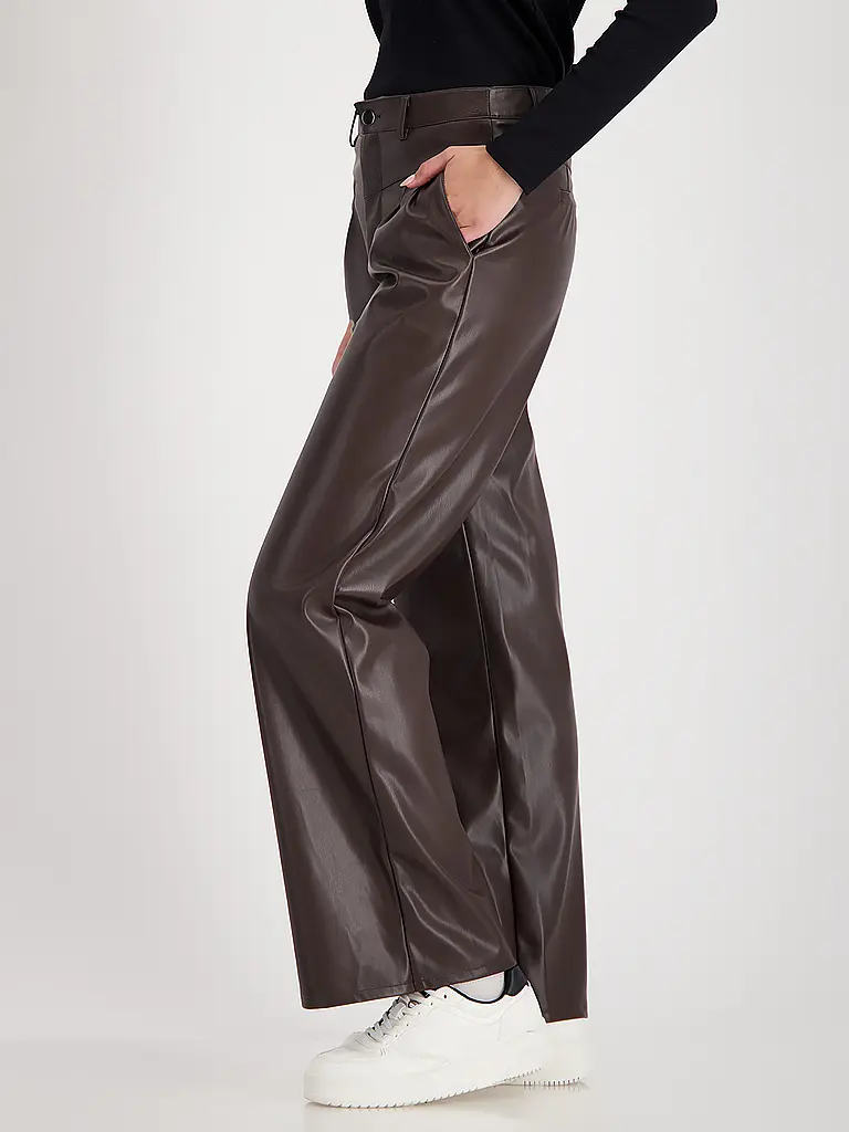 MONARI | Pantalón de pernera ancha con efecto cuero | Marrón
