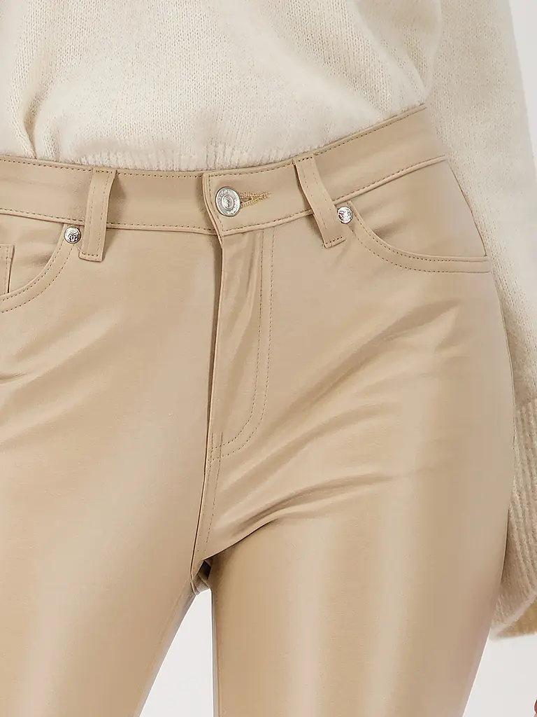 MONARI | Pantalón pitillo efecto cuero | Camel