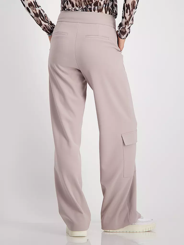 MONARI | Produktname: Pantalones cargo
Marke: MONARI
Farbe: crema
Kategorien: Moda, Mujer
Tags: Tallas grandes

Material: Poliéster / Poliamida, Elástico
Estampado: Liso
Largo (pantalones/vaqueros): Largo normal
Estilo: Glamour
Altura de la cintura: Cintura alta | 