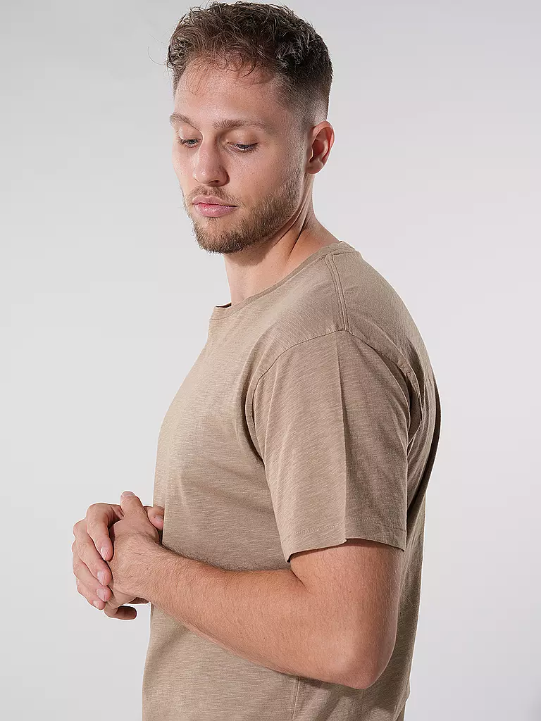 NUDIE JEANS | Camiseta ROFFE | Beige