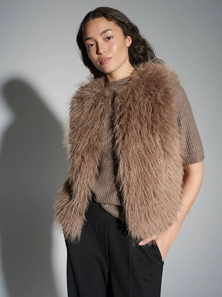 OPUS | Chaleco con aspecto de piel WONDRA
Marca: OPUS
Color: camel
Categorías: Moda,Mujer

Largo de manga: Sin mangas
Escote: Cuello redondo
Material: Piel sintética,Poliéster / Poliamida
Diseño: Liso
Corte (Prenda exterior): Suelto
Estilo: Pure | Camel