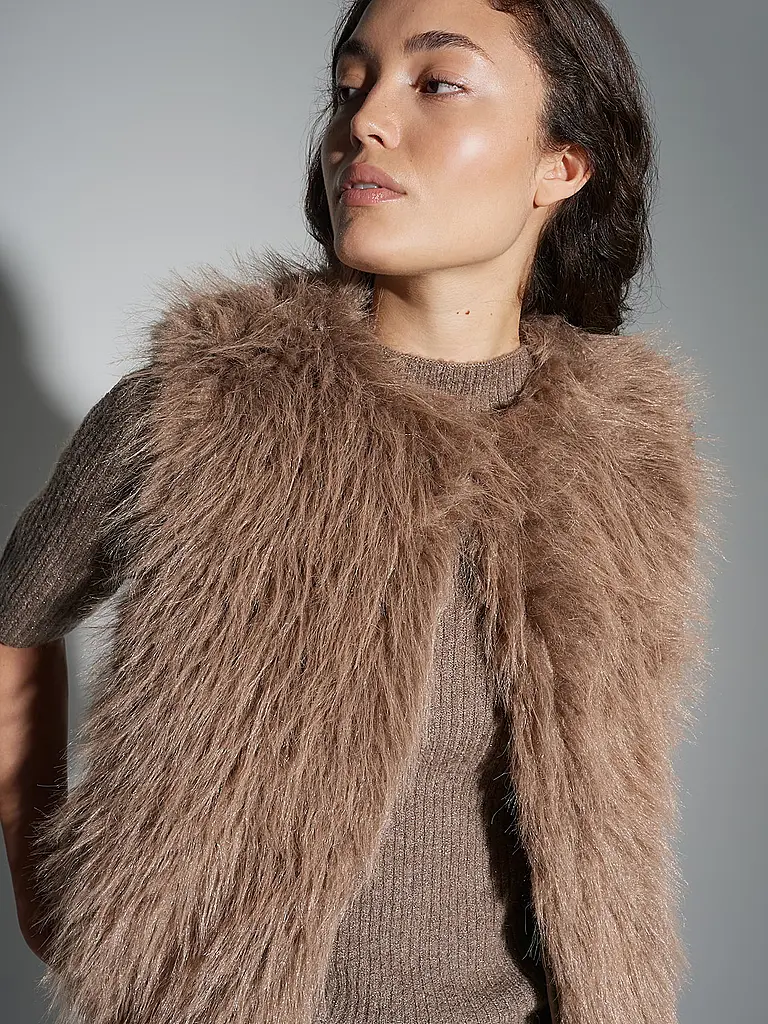 OPUS | Chaleco con aspecto de piel WONDRA
Marca: OPUS
Color: camel
Categorías: Moda,Mujer

Largo de manga: Sin mangas
Escote: Cuello redondo
Material: Piel sintética,Poliéster / Poliamida
Diseño: Liso
Corte (Prenda exterior): Suelto
Estilo: Pure | Camel