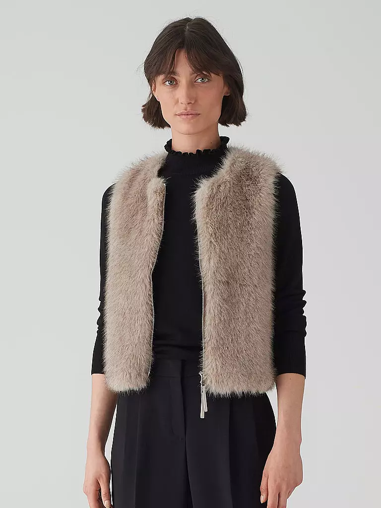 OPUS | Gilet en óptica de piel WONDRIA
Marca: OPUS
Color: camel
Categorías: Moda,Mujer

Longitud de la manga: Sin mangas
Escote: Cuello en V
Material: Piel sintética,Poliéster / Poliamida
Diseño: Unicolor
Corte (Prenda exterior): Regular
Estilo: Pure | Camel