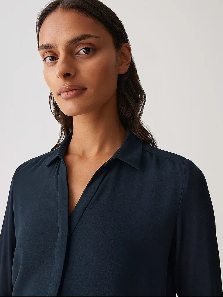 OPUS | Hemdbluse FRERA

Produktname: Hemdbluse FRERA
Marke: OPUS
Farbe: dunkelblau
Kategorien: Mode,Damen

Ärmellänge: Langarm
Material: Mix,Chiffon,Jersey,Polyester / Polyamid
Kragenform: Polokragen
Musterung: Unifarben
Passform (Oberbekleidung): Locker
Stil: | 