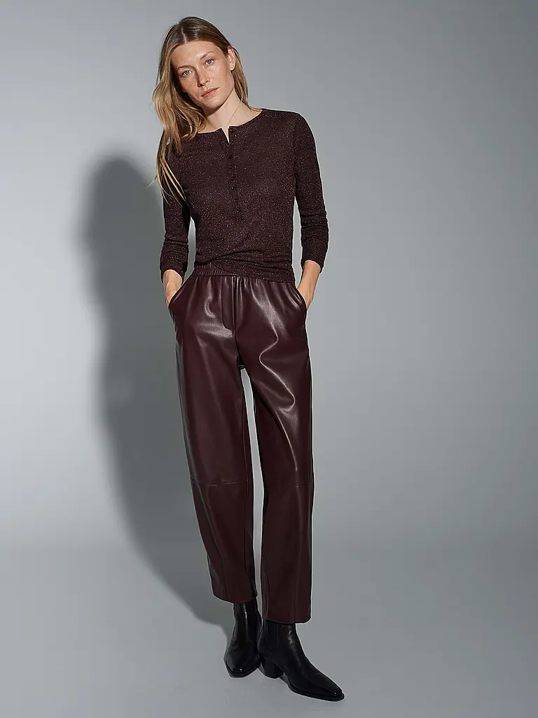 OPUS | Langarmshirt SOSMICA
Marke: OPUS
Farbe: beere
Kategorien: Mode,Damen

Ärmellänge: Langarm
Ausschnitt: Rundhalsausschnitt
Material: Jersey,Viskose 
Musterung: Unifarben
Passform (Oberbekleidung): Regular | Baya