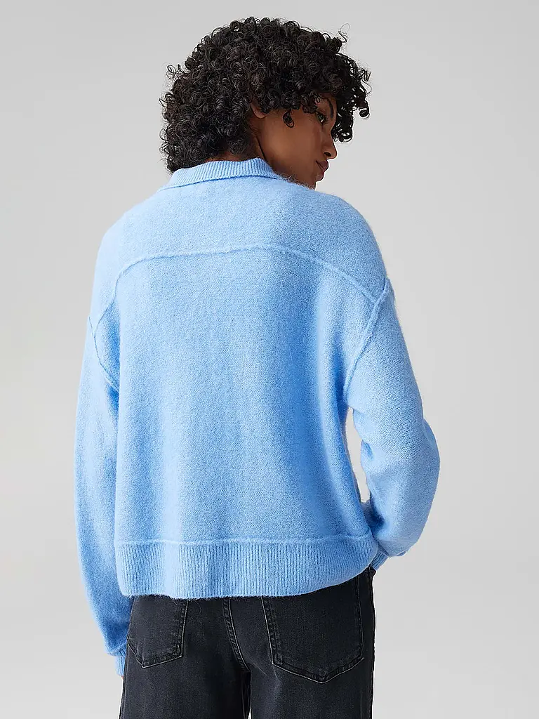 OPUS | Nombre del producto: Chaqueta de punto DANEKE
Marca: OPUS
Color: azul claro
Categorías: Moda, Mujer

Longitud de la manga: Manga larga
Material: Poliacrílico / Acrílico, Poliéster / Poliamida, Punto
Forma del cuello: Cuello Kent
Diseño: Liso
Corte (P | 