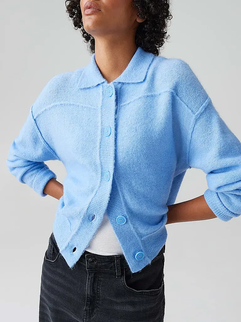 OPUS | Nombre del producto: Chaqueta de punto DANEKE
Marca: OPUS
Color: azul claro
Categorías: Moda, Mujer

Longitud de la manga: Manga larga
Material: Poliacrílico / Acrílico, Poliéster / Poliamida, Punto
Forma del cuello: Cuello Kent
Diseño: Liso
Corte (P | 