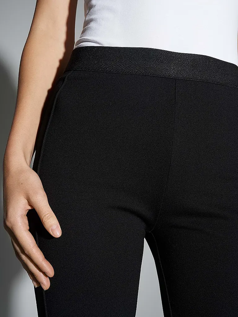 OPUS | Nombre del producto: Pantalón de corte acampanado ERJA COSMIC | Negro