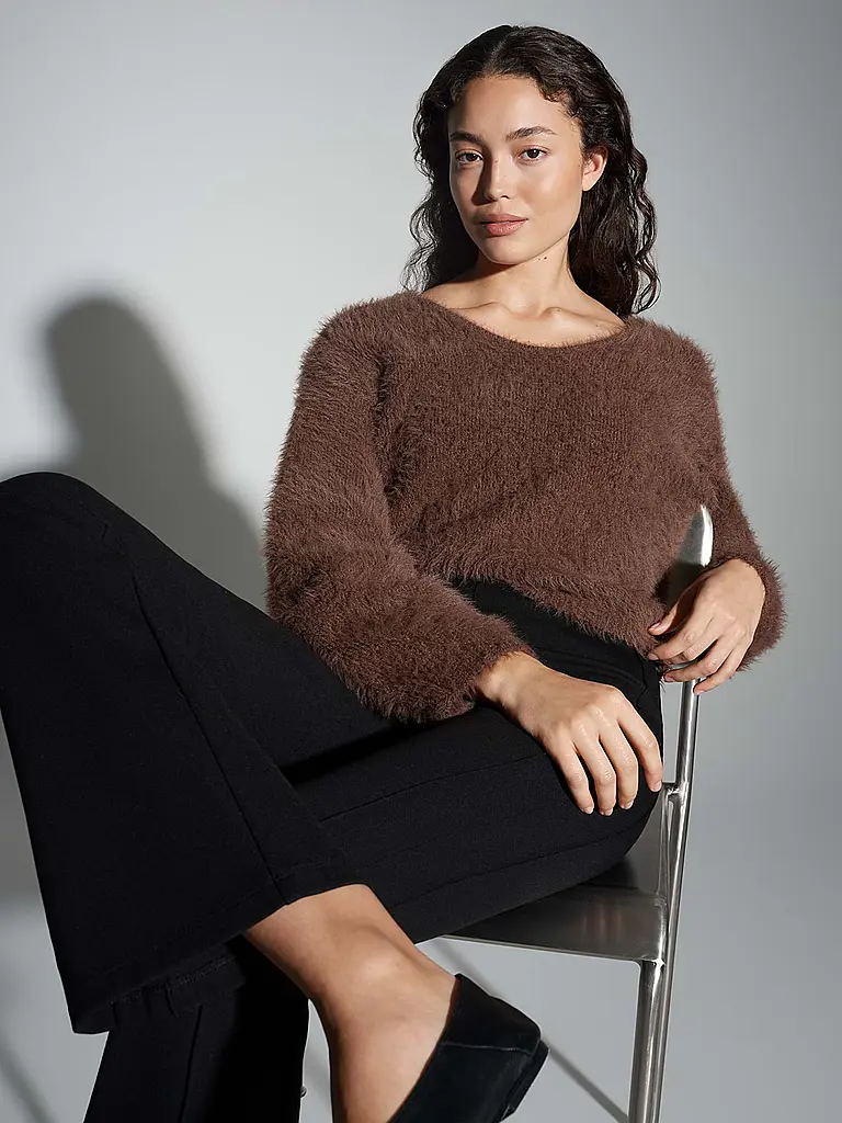 OPUS | Nombre del producto: Pantalón de corte acampanado ERJA COSMIC | Negro