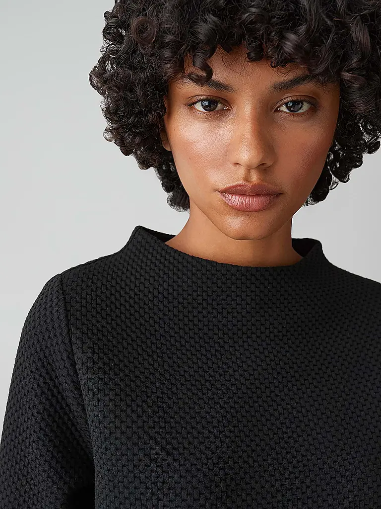 OPUS | Nombre del producto: Sweater GASDINA
Marca: OPUS
Color: negro
Categorías: Moda, Mujer

Largo de manga: Manga larga
Material: Poliéster / Poliamida, Viscosa, Elástico
Forma del cuello: Cuello alto
Diseño: Liso
Corte (Prenda superior): Suelto
Estilo: Pu | 