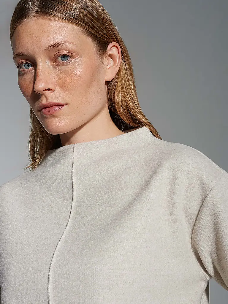 OPUS | Nombre del producto: Sweater GOKLONA
Marca: OPUS
Color: beige
Categorías: Moda,Mujer

Largo de manga: Manga larga
Material: Felpa,Poliéster / Poliamida,Elástico
Forma del cuello: Cuello alto
Diseño: Liso
Corte (Prenda superior): Suelto
Estilo: Pure | 