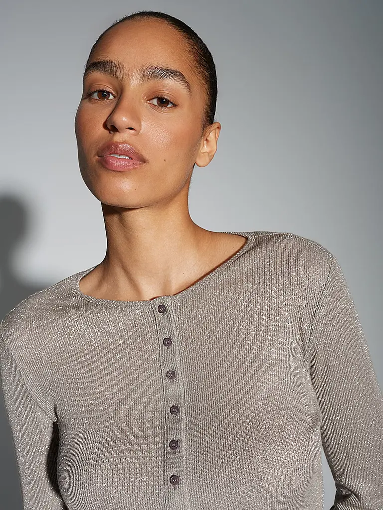 OPUS | Produktname: Langarmshirt SOSMICA
Marke: OPUS
Farbe: camel
Kategorien: Mode,Damen
Ärmellänge: Langarm
Ausschnitt: Rundhalsausschnitt
Material: Jersey,Viskose 
Musterung: Unifarben
Passform (Oberbekleidung): Regular
Stil: Pure |