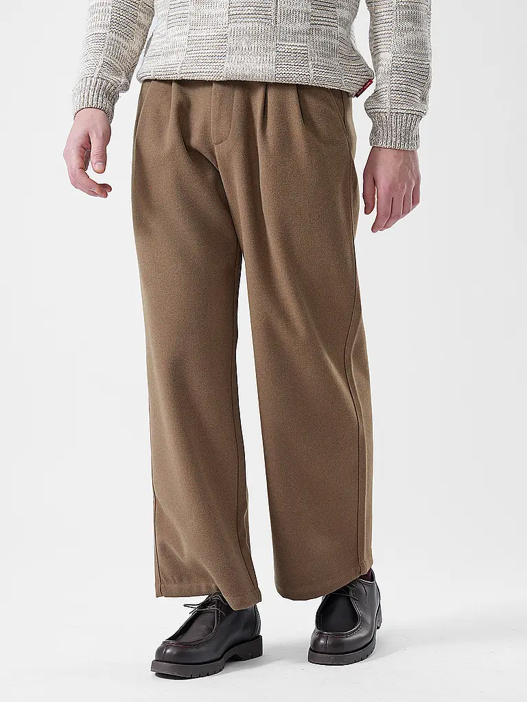 PROHIBITED | Nombre del producto: Pantalón DOUBLE PLEATED CLUB PANTS | Camel