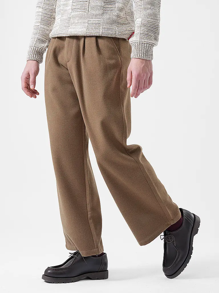 PROHIBITED | Nombre del producto: Pantalón DOUBLE PLEATED CLUB PANTS | Camel