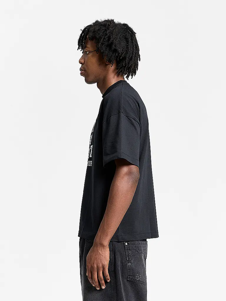 RETERNITY | Camiseta
Produktname: Camiseta
Marke: RETERNITY
Farbe: negro
Kategorien: Moda, Hombre
Ärmellänge: Manga corta
Ausschnitt: Cuello redondo
Material: Algodón
Musterung: Estampado
Passform (Oberbekleidung): Suelto |