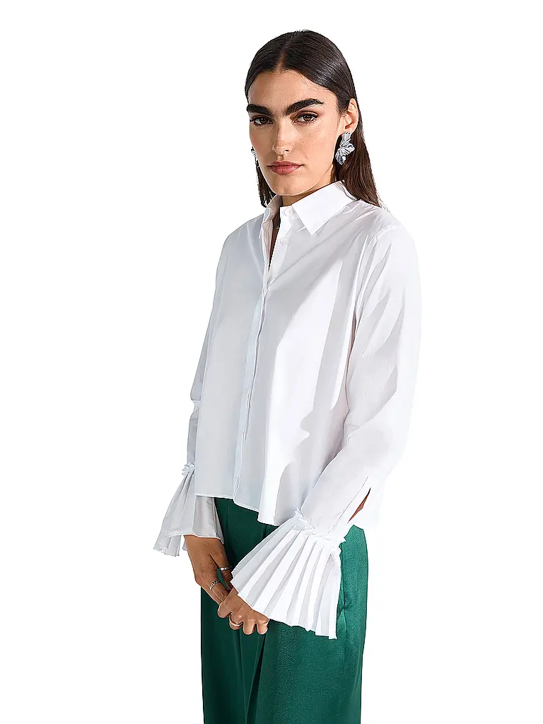 RIANI | Bluse
Marke: RIANI
Farbe: weiss
Kategorien: Mode,Damen

Ärmellänge: Langarm
Material: Baumwolle,Stretch
Kragenform: Hemdblusenkragen
Musterung: Unifarben
Passform (Oberbekleidung): Regular
Stil: Pure
Details: Volant | Blanco